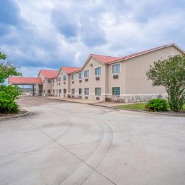 Days Inn & Suites by Wyndham Beeville，位于Beeville的酒店