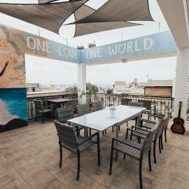 One Love One World Ayia Napa Square Hostel，位于阿依纳帕的酒店