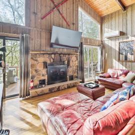 Charming Porter House in the heart of the Poconos chalet，位于东斯特劳兹堡的酒店