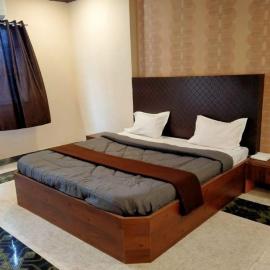 J J Lodging，位于戈尔哈布尔的酒店