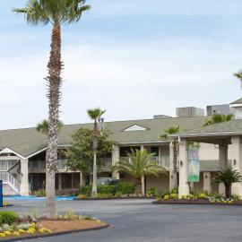 Days Inn & Suites by Wyndham Jekyll Island，位于杰基尔岛的酒店