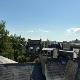 T2 dans le quartier Saint-Michel de Saint Brieuc Vue sur les toits，位于圣布里厄的酒店