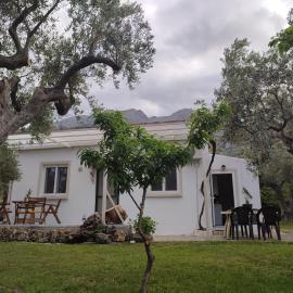Liostasi Cottage，位于Kariotes的酒店