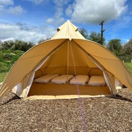 Greenfinch Bell Tent at Tregonetha Lake Bring Your Own Bedding，位于大圣科勒姆的酒店