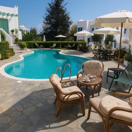 Skyros Seaside Retreats - Serenity by the Pool，位于斯基罗斯岛的酒店