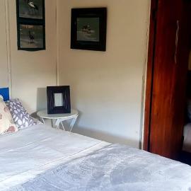 Island Cabin at Drakensberg International Backpackers，位于Mpofane的酒店