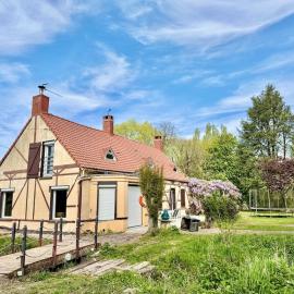 Maison entière sur une île privée, au cœur du marais de Tilques，位于Tilques的酒店