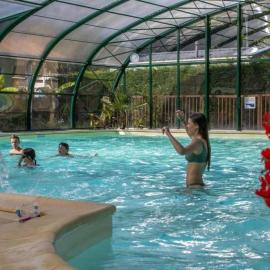 ZEcamping 4 étoiles chiens acceptés bien-être piscine couverte，位于Azur的酒店