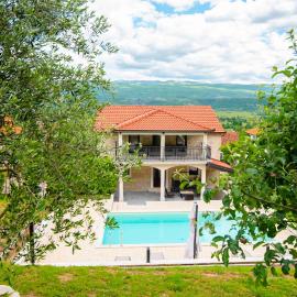 Stone house with 4 bedrooms and beautiful view，位于Hrvace的酒店