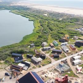 Basecamp Tiny House Eco-resort IJmuiden，位于艾默伊登的酒店