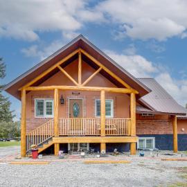 Deck w/ Hot Tub: Ashton 'Cozy Cub Cabin'，位于阿什顿的酒店