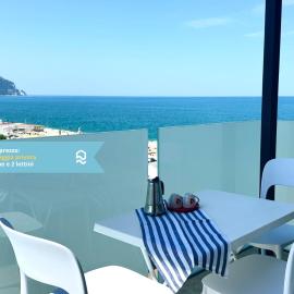 M413 - Marcelli, quadrilocale fronte mare con vista e spiaggia privata，位于马瑟利的酒店