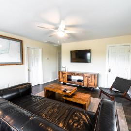 Watermen's Cabana 2A - 3-Bed, 2-Bath Apartment - Walk To BEACH Access & PET Friendly!，位于Waves的酒店