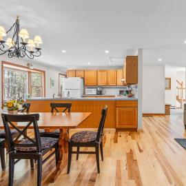 Lovely House 5 Min to Beach with Deck Grill and Garage，位于伊斯特姆的酒店