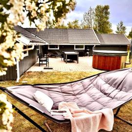 Cozy holiday home - spa, hot tub and play room - close to Marielyst square，位于博托比的酒店