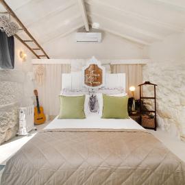 WHome Riverfront Retreat with Exclusive Waterfall Views，位于拜昂的酒店