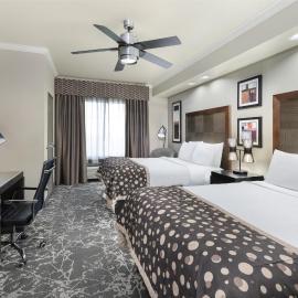 Best Western Premier Crown Chase Inn & Suites，位于丹顿的酒店