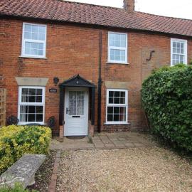 Hollyhocks Cottage self catering North Norfolk，位于Docking的酒店