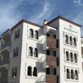 Emerald Sun Hotel，位于坎布里尔斯的酒店