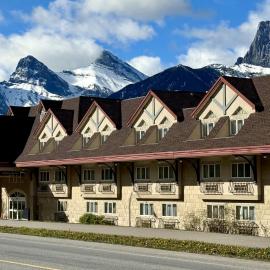 Canmore Inn & Suites，位于坎莫尔的酒店