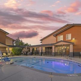 Best Western Antelope Inn & Suites，位于雷德布拉夫的酒店