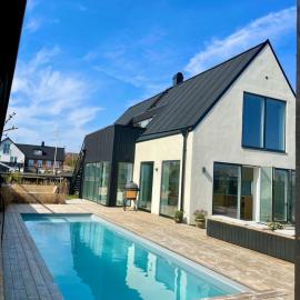 Seaside villa with pool，位于锡姆里斯港的酒店