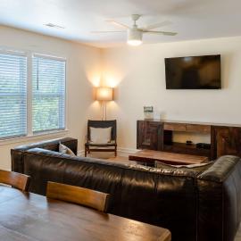Watermen's Cabana 1B - 2-Bed, 1-Bath Apartment - Walk To BEACH Access & PET Friendly!，位于Waves的酒店