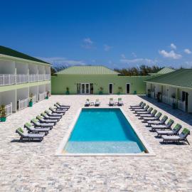 Ocean Breeze Resort，位于Whitby的酒店