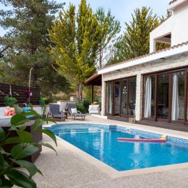 Villa Althea, Pool, Mountain Views, BBQ ,Patio in Laneia，位于Lania的酒店