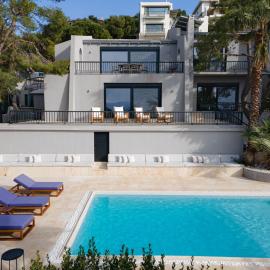 Athenian Black Villa，位于萨罗尼扎的酒店