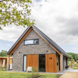 Luxe villa aan golfbaan en bosrand in Appelscha，位于阿珀尔斯哈的酒店
