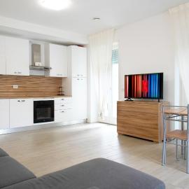 CASA IDEALE TIM Appartmanti moderni vicina al centro，位于莱科的酒店
