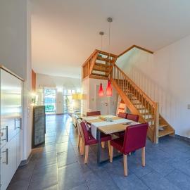 Schwan - Ferienwohnung am Loppiner See mit Terrasse und Sauna，位于Jabel的酒店