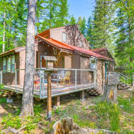 'Griz Den' Cabin w/ 2 King Beds Near Glacier!，位于Hungry Horse的酒店