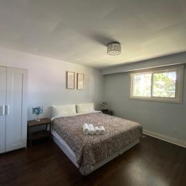 Yonge and Finch Subway !O Cozy & Modern Private Bdr with Private Half Bathroom，位于多伦多的酒店
