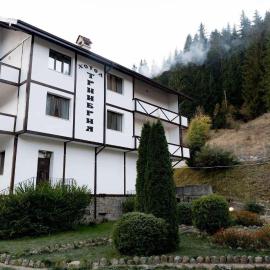 TRIIBRIA Guest house，位于特里格拉德的酒店