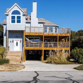Downtown Duck Resort Perks Ocean Views & Hot Tub，位于达克的酒店