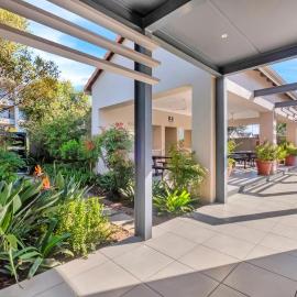 Lovely 2 bedroom, bathroom，位于佛维斯的酒店