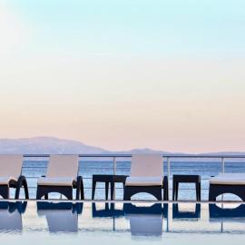Blue Waves Luxury Suites by the Sea，位于普洛马里翁的酒店