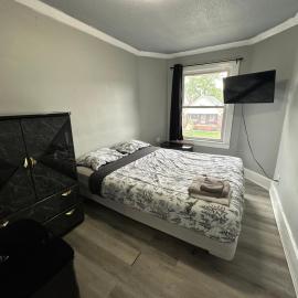 Upper Floor 2 bedroom Unit，位于温莎的酒店
