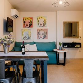 Urban Living, Minicasa Nomad - Kalamata's Hideaway，位于Akovítika的酒店