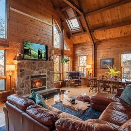 Rustic Ridge Log Cabin: Hot Tub, Games, Views!，位于波科诺山的酒店