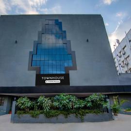 Super Townhouse Lakdikapul，位于海得拉巴的酒店