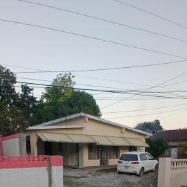 Entire 3 bedroom house in St Thomas, Jamaica，位于Port Morant的酒店