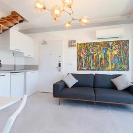 Urla Surf House Dublex Rooftop Terrace Two Bedrooms，位于乌尔拉的酒店