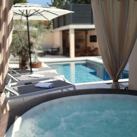 Villa Nostalgia - with private heated pool, jacuzzi and sauna，位于科佩尔的酒店