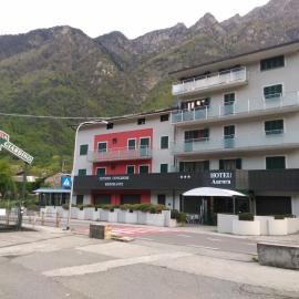 Hotel Aurora，位于基亚文纳的酒店