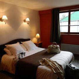 LOGIS - Auberge Du Colombier，位于Guînes的酒店
