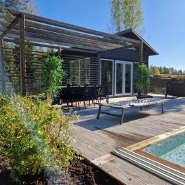Stuga på landet med egen pool, vedeldad badtunna och bastu，位于Tungelsta的酒店