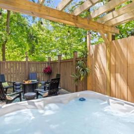 Hot Tub! Close to Cornell, Ithaca College, Commons!，位于伊萨卡的酒店